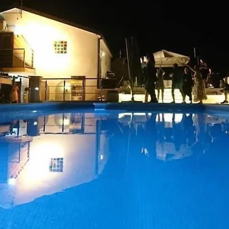 Elysium With Heated Pool Prázdninový dům Slivno (Split-Dalmatia)